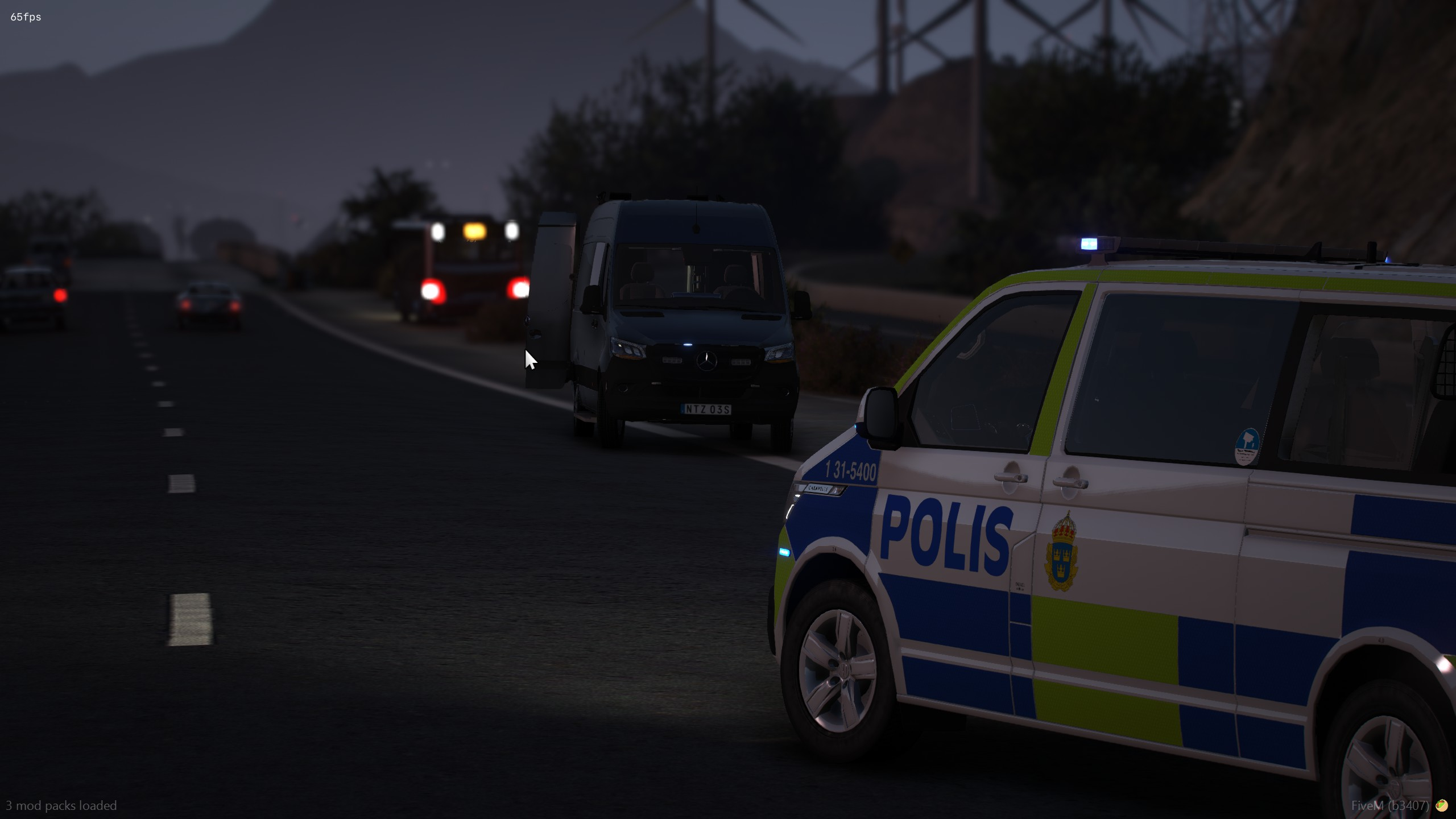 Misstänkt bomb i buss på E20 – stor polisinsats efter överfallslarm